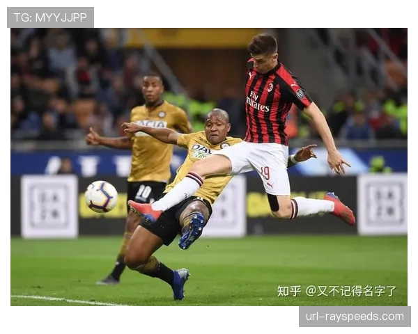 特写：洛里昂小将打入法甲处子球后，冲向看台与患病母亲相拥